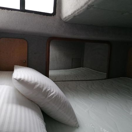 Sejour Insolite Sur Un Yacht. Bateau Hotel A Quai. La Rochelle  Exterior photo